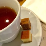 三輪亭 - 食後の紅茶とフィナンシェ