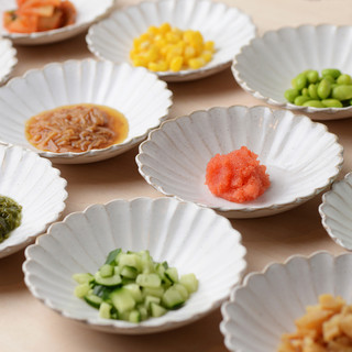 トッピングが23種類！納豆味噌汁やひきわりと小粒のあいがけも