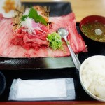 みなと市場 小松鮪専門店 - 中おち定食(味噌汁付)は850円