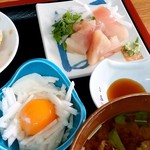 沼館食堂 - 沼館食堂＠本八戸　煮魚定食の刺身と長芋