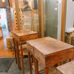 山本商店 - 店頭踊り場の立ち飲みスペース