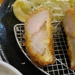 とんかつ 川久 - 断面は淡いピンク色です