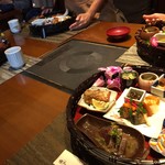 九州の旬 博多廊 - お正月のおせちのように華やか、添えられたお花もそれぞれに違います。