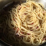 Kinokuniya - パスタの茹で汁を加え、三人分のspaghetti とオリーブオイルを投入し乳化させる