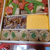 日本料理 たかむら - 二の重～煮しめ(管牛蒡・海老芋・梅人参・絹さや・筍)、錦玉子、鱶煮こごり、穴子稲荷寿司