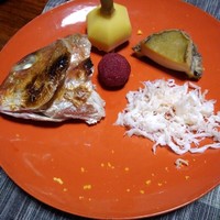 日本料理 たかむら - 一の重を取り分け、鯛は切りました