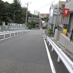 ブラフベーカリー - お店前の代官坂です！頑張って上りましょう！(笑)