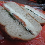 ブラフベーカリー - ベーグルサンドイッチ（サーモン＆クリームチーズ）