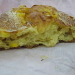 ブラフベーカリー - 中にはコーンで一杯です！