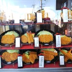 とん吉 - ショーケースにそそられるmenuがいっぱい!!