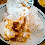 オーモリラーメン - 黄身をつぶし、ガツガツと