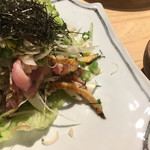 おいしいワイン 季節のお料理 ハチアナ - 朝引き親鶏タタキ ネギまみれ