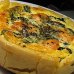 ブラフベーカリー - サーモンとホウレンソウのキッシュ