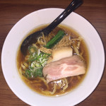 純手打ち だるま - 醤油らーめん 800円。