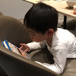 Raibu Kicchin Ku-Ka - 読書にふける甥っ子5歳