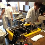 おにやんま 五反田本店 - 調理は大忙し。これは大変です。