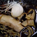 吹田サービスエリア（上り線）スナックコーナー - 盛りは叉焼、ゆで卵、メンマで、まっ黒なスープでした。