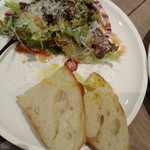 SIMPLE LITTLE CUCINA - お食事セットのパンとサラダ