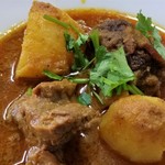 ハラールフードマルハバ - ALOO GOSHT、アップ。マトンとジャガイモがごろごろ入っています。