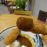 花水木 - カレーライス1,000円のうずらフライ