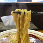 横浜中華そば 維新商店 - 麺は太めの平打縮れ麺
      歯応えもよく食べ応えもあります(^^)