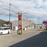 コインレストラン秋峰 - 広い駐車場と看板