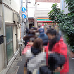 中華そば さわ - お店横に行列