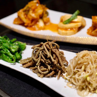 焼肉 喰心 - 季節のお野菜、ナムルとキムチの盛り合わせ
                