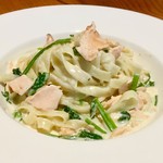 道後Cafe＆Bar ゆのか - サーモンとほうれん草のクリームソースパスタ