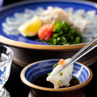 요리사의 능숙한 기술로, 제철의 미각을 호화스러운 일품에. 오감 모두로 맛보자