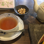 煎売喫茶 治郎兵衛 - 紅茶とサービスのナッツ