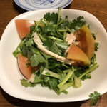 香港麺 新記 - 蒸し鶏入り中華風パクチーサラダ