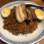香港麺 新記 - 豚角煮と味玉乗せ醤油チャーハン