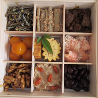 懐韻 - 【上段】上左：田作り、中左：きんかん甘煮、下左：くるみの飴煮、中上：たたきごぼう、中央：伊達巻卵、中下：豆きんとん、右上：鶏肝の味噌煮、右中：鮭の酢〆、右下：黒豆