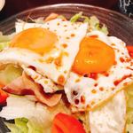庄家 - 目玉焼きベーコンサラダ