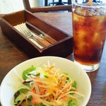 ブラッカウズ - 初めに運ばれてくるサラダとドリンク