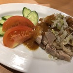 Shukou Menhan Ateniyoruritoru Chaina - 蒸し鶏のゴマダレかけバンバンジー（380円）