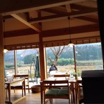 Rotasu Rifu - 窓からの景色を遠目にパチリ☆
                      手前には暖炉があります(๑‵ᴗ′๑) 