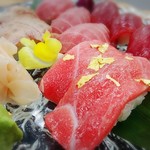 みなと市場 小松鮪専門店 - 金箔が乗ってましたよ