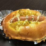 粉とクリーム - 惣菜パソはカレーかウインナーにかぎる。
      
      カレーもウインナーものせられたパソ。
      これぞ選択すべき惣菜パソ