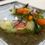 DINING ROOM IN THE MAIKO - お料理の乗っている透明のプレートの下には、土