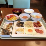 Hoteru Esu Morioka - 朝食(ベーコン、ハッシュドポテト、ソーセージ、ツナのホワイトクリームソースパスタ、筑前煮、寄せ豆腐、目玉焼き、たらこ、サラダ、卵かけご飯、冷麺、ひっつみ汁)