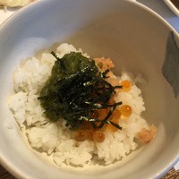 グランカフェ - イクラと鮭トロとメカブ丼・・少量のご飯の上に「イクラと鮭トロとメカブ」が盛られ、全体を混ぜていただくと美味しい。