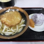 立喰い生麺 - 玉ねぎ天うどん＝４７０円
            おにぎり １個＝８０円