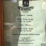 Il Rifugio - お店の営業時間が貼り出してあります サルデーニャ人は律儀です