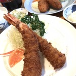 Tonkatsu Ishibashi - 食べごたえある大きなエビフライは口を大きく開けないと頬張れないよぉ～