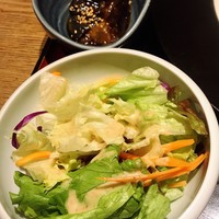 やさい家めい 表参道ヒルズ本家 - サラダと小鉢のナス。ナスは辛い味付け( •́ɞ•̀)