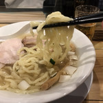 土浦麺処 龍乃舞 - 麺は平打ち縮れ極太だ!!