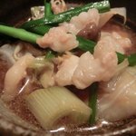 ジビエ料理 あまからくまから - 「和牛もつ鍋　焦がしにんにく醤油スープ」（取り分けた状態）