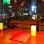 ダルバートダイニング - 都電の見える店内